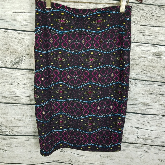 NWT Lularoe cassie Skirt Size S.

Waist approx: 28 - Picture 3 of 6